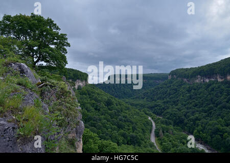 Valle del fiume di montagna Belaya. Repubblica di Adygea. Caucaso occidentale. La Russia Foto Stock