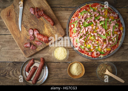 Prosciutto, pepe, cipolla, salsiccia sulla pizza in orizzontale Foto Stock