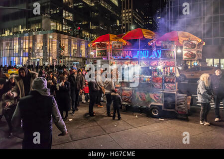 Il fast food sulla 6th Ave vicino a Bank of America Towers New York. Foto Stock