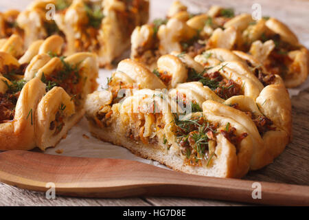 Pezzi di una torta con carne e verdure macro sul tavolo orizzontale. Foto Stock