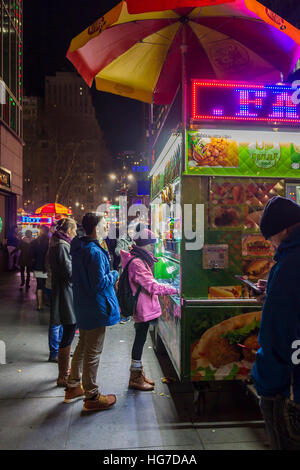 Il fast food sulla 6th Ave vicino Byrant Park, New York. Foto Stock