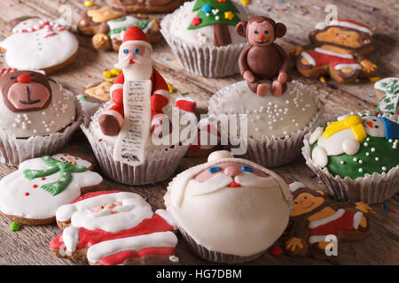 Deliziose tortine di Natale e gingerbread close up su una tavola di legno orizzontale. Foto Stock