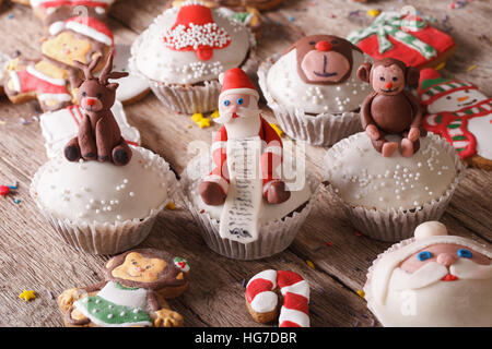 Belli i dolci di Natale: tortine e gingerbread close up su di un tavolo di legno. Posizione orizzontale Foto Stock