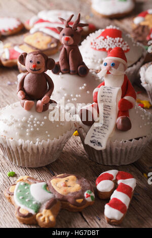 Belli i dolci di Natale: tortine e gingerbread close up su di un tavolo di legno. Foto Stock