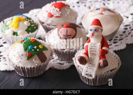 Favoloso tortini di Natale decorato da vicino sul tavolo orizzontale. Foto Stock