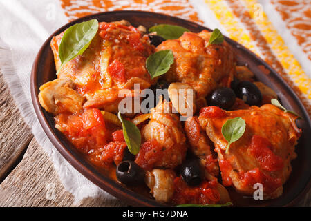 Cacciatori italiano di pollo con funghi su una piastra di close-up orizzontale. Foto Stock