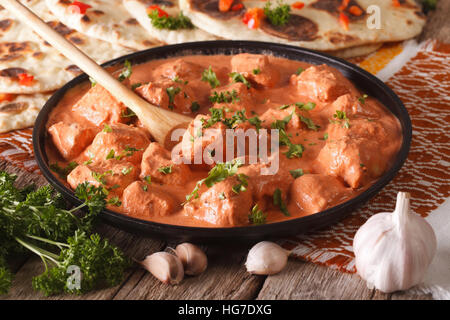 In casa tikka masala pollo close-up in una ciotola nera orizzontale. Foto Stock