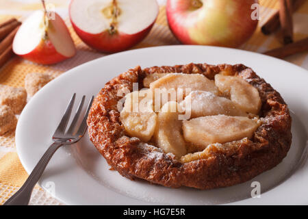 Dutch baby pancake con le mele su una piastra bianca close up orizzontale Foto Stock