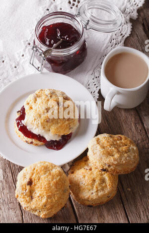 Panini fatti in casa con marmellata e tè con latte vicino sul tavolo. In verticale Foto Stock