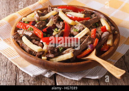 In casa la cucina peruviana: lomo saltado close-up su una piastra. Posizione orizzontale Foto Stock