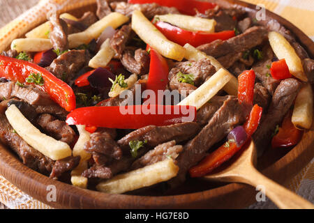 Cucina peruviana: lomo saltado macro su una piastra. Orizzontale, rustico Foto Stock