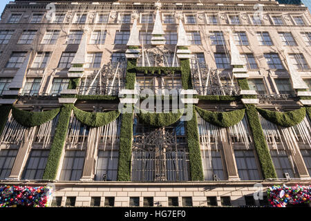 Saks Fifth Avenue durante la stagione di vacanza, NYC, STATI UNITI D'AMERICA Foto Stock