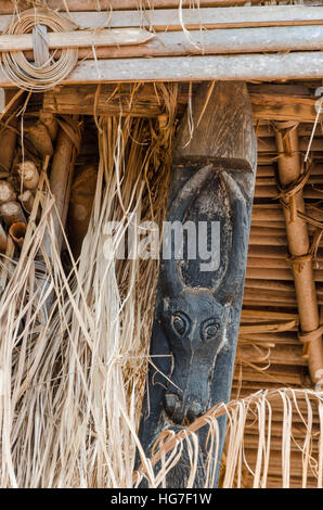 Dettaglio della scultura in legno della mucca nera al tradizionale Fon's Palace di Bafut, Camerun, Africa Foto Stock