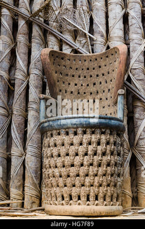 Elaborare africana intagliato di legno sedia al tradizionale Fon's Palace di Bafut, Camerun, Africa Foto Stock