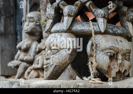 Sedia e altri paesi africani di sculture in legno al tradizionale Fon's Palace di Bafut, Camerun, Africa Foto Stock