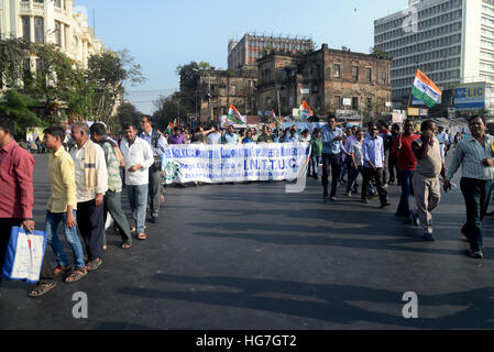 Kolkata, India. 05 gen 2017. Congresso Trinamool attivista proteste contro il recente arresto del partito leader Loksabha Sudip Bandyopadhyay dall'Ufficio centrale di inchiesta. © Saikat Paolo/Pacific Press/Alamy Live News Foto Stock