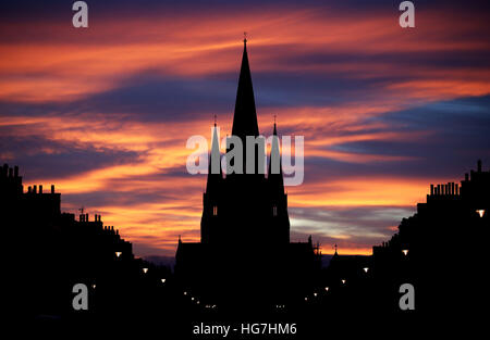 Il sole tramonta dietro la Cattedrale di St Mary nel West End di Edinburgo. Foto Stock