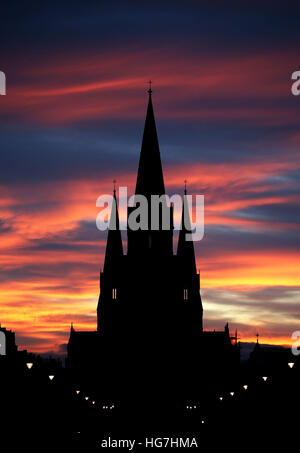 Il sole tramonta dietro la Cattedrale di St Mary nel West End di Edinburgo. Foto Stock