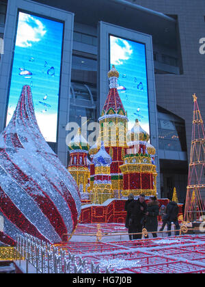 Illuminazione festosa di fronte al centro commerciale. Mosca. Foto Stock