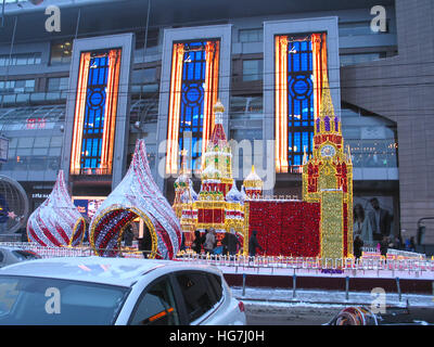 Illuminazione festosa di fronte al centro commerciale. Mosca. Foto Stock