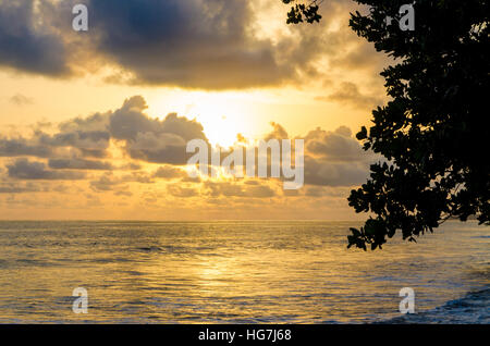 Tramonto spettacolare oltre oceano Atlantico con cielo molto nuvoloso in Limbe, Camerun, Africa Foto Stock