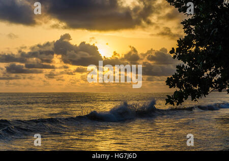 Tramonto spettacolare oltre oceano Atlantico con cielo molto nuvoloso in Limbe, Camerun, Africa Foto Stock