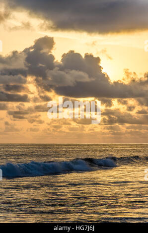 Tramonto spettacolare oltre oceano Atlantico con cielo molto nuvoloso in Limbe, Camerun, Africa Foto Stock