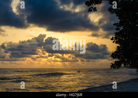 Tramonto spettacolare oltre oceano Atlantico con cielo molto nuvoloso in Limbe, Camerun, Africa Foto Stock