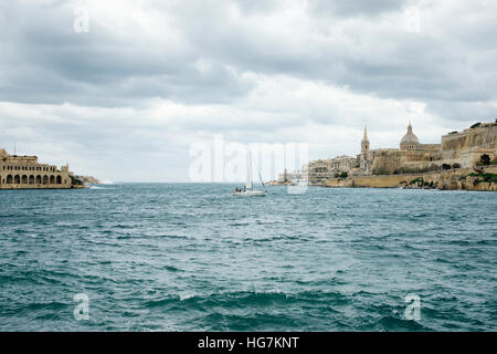 Barche a vela navigare a Porto di Marsamxett, Malta Foto Stock