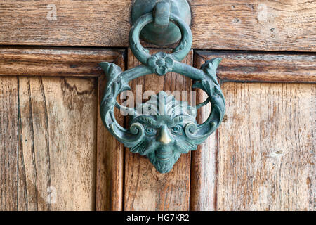 Un antico tirare la manopola di impugnatura su un vintage porta di legno. Architettura a La Valletta, Malta. Foto Stock