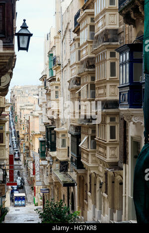 Tradizionali strade strette con balconi colorati a La Valletta , Malta Foto Stock