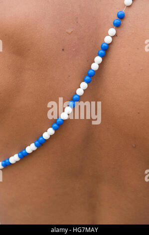 Close-up della collana di perle sul collo di un brasiliano adoratore del Festival di Yemanja in Salvador, Brasile Foto Stock