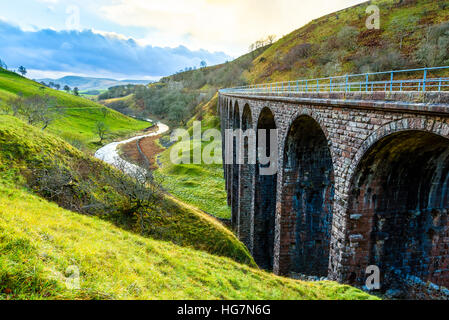 Ex viadotto ferroviario in Smardale Gill, Cumbria, ora in una riserva naturale con la northern Howgill Fells in distanza Foto Stock