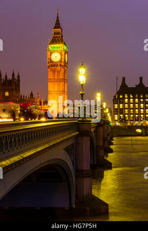 Sera Westminster Bridge London guardando verso le Case del Parlamento e di Portcullis House Foto Stock