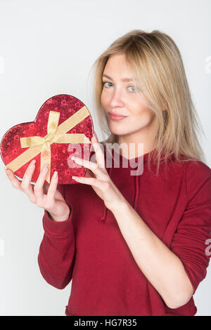 Bella giovane donna felice attesa amore simbolo cuore san valentino, isolati su sfondo bianco Foto Stock