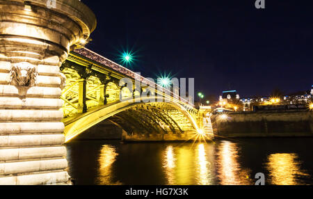 Il Pont Notre-dame è un ponte che attraversa la Senna a Parigi, Francia collegando il Quai de Gesvres sulla Rive Droite con il Quai de la Corse su th Foto Stock