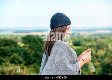 Donna sorridente Mountain Carefree Cloudscape Concept Foto Stock