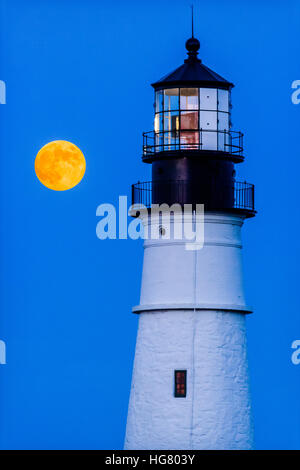 Super Moon Rising oltre il faro di Portland Head in Cape Elizabeth, Maine, Stati Uniti d'America. Foto Stock