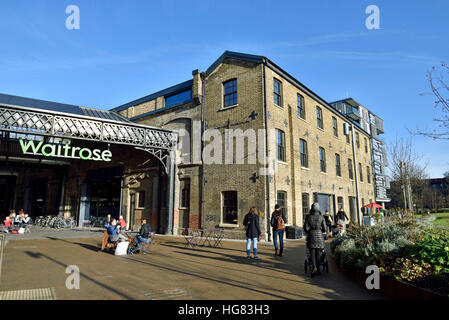 Waitrose in edificio convertito granaio Square Kings Cross con persone mangiare fuori, Londra Inghilterra Gran Bretagna REGNO UNITO Foto Stock