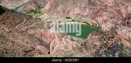 Il South Kaibab Trail la torsione verso il fiume Colorado e il nero ponte di sospensione. Parco Nazionale del Grand Canyon, Arizona Foto Stock