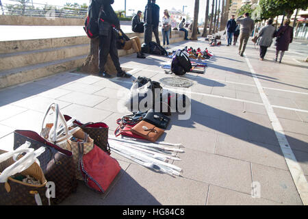 Marchi contraffatti merci borse borse in vendita in strada di Marbella, Costa del Sol, Andalusia, Spagna Foto Stock