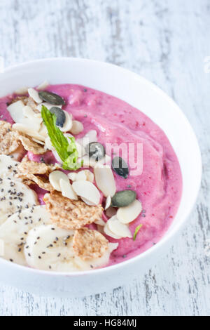 Berry smoothie ciotola con banana,mandorla, fiocchi di mais Foto Stock