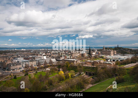 I tetti di Edimburgo dal castello bastioni guardando attraverso il Firth of Forth. Foto Stock