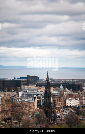 Un ritratto immagine del monumento di Scott nel centro di Edimburgo, Scozia Foto Stock