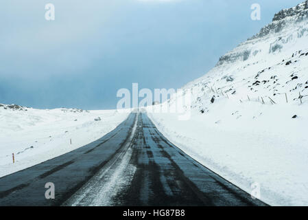 Vista panoramica della strada in mezzo coperto di neve campo Foto Stock