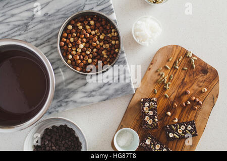 Vista aerea del cibo dolce sul banco di cucina Foto Stock