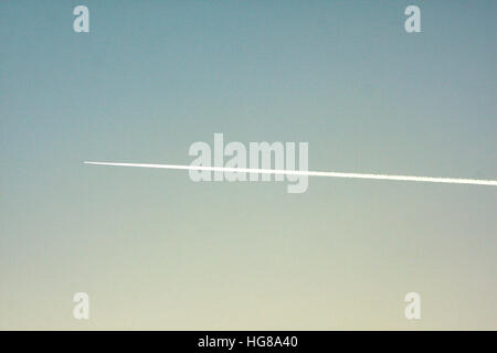 Contrail sinistra in aereo in volo Foto Stock