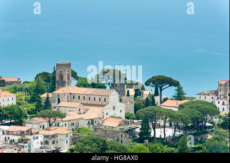 Vista della città vecchia, il Duomo, la Cattedrale di San Pantaleone, Ravello, Amalfi, Campania, Italia Foto Stock