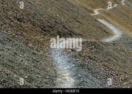 Percorso di Trekking al Lago Tilicho, attraversando pendii montani, Superiore Marsyangdi valley, Manang District, Nepal Foto Stock