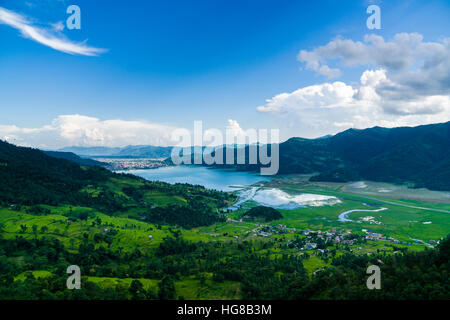 Lago Phewa, Pokhara e il paesaggio agricolo, Pame, Kaski District, Nepal Foto Stock